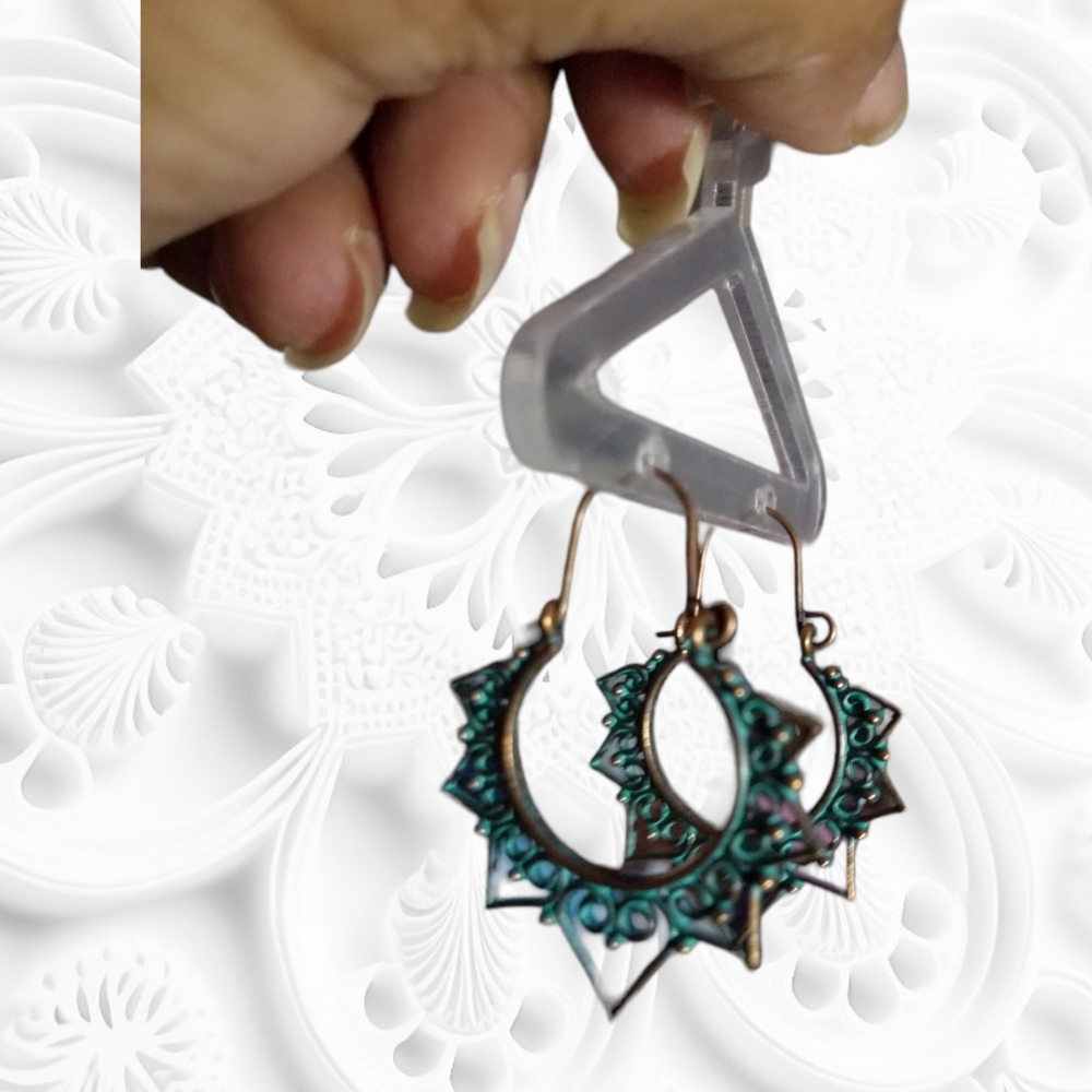 New Vintage Looking Circular Star Character Earrings - Picture 3 of 3